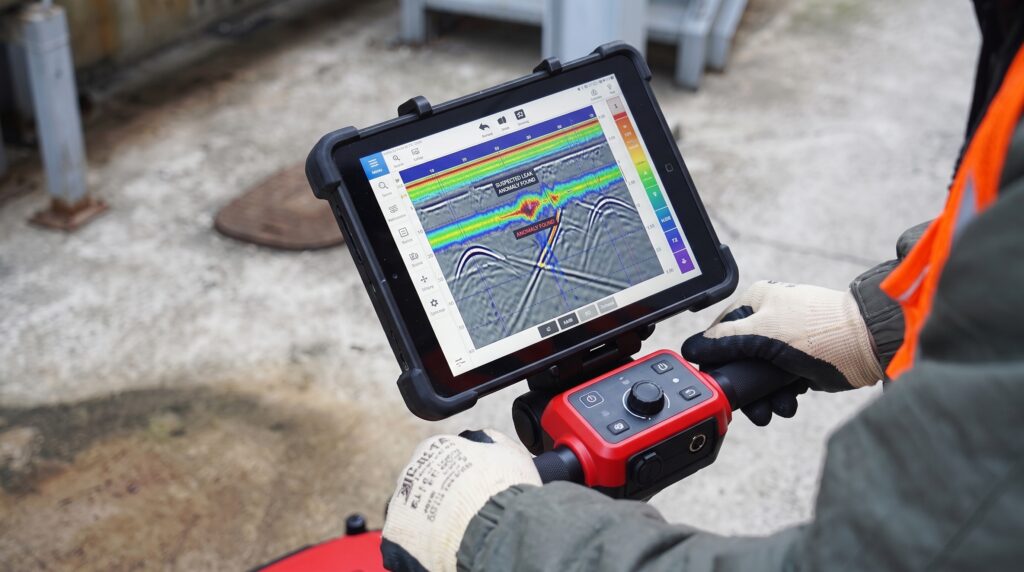 GPR 화면에서 누수 의심 이상영역(Suspected Leak Anomaly Found) 검출 결과 — FD LEAKTECH 공장수도누수 탐지